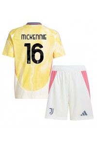 Juventus Weston McKennie #16 Babytruitje Uit tenue Kind 2024-25 Korte Mouw (+ Korte broeken)